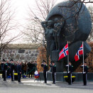 Prins Charles foran Nasjonalmonumentet under kransnedleggelse på Akershus festning (Foto: Berit Roald / Scanpix)